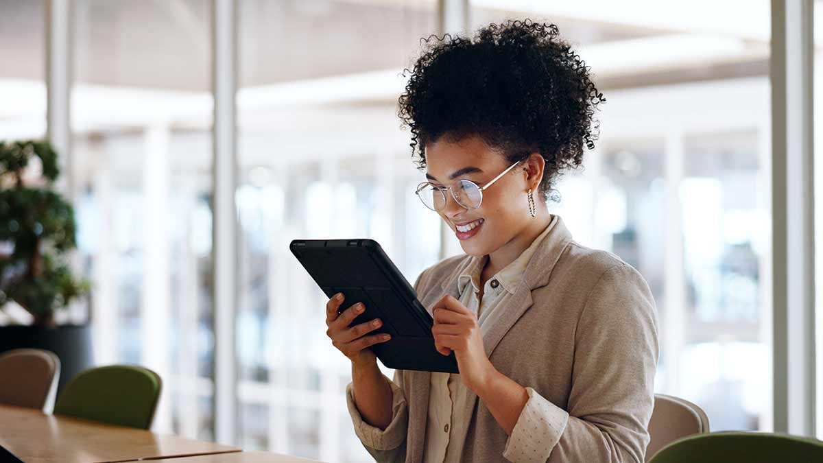 employee-with-ipad